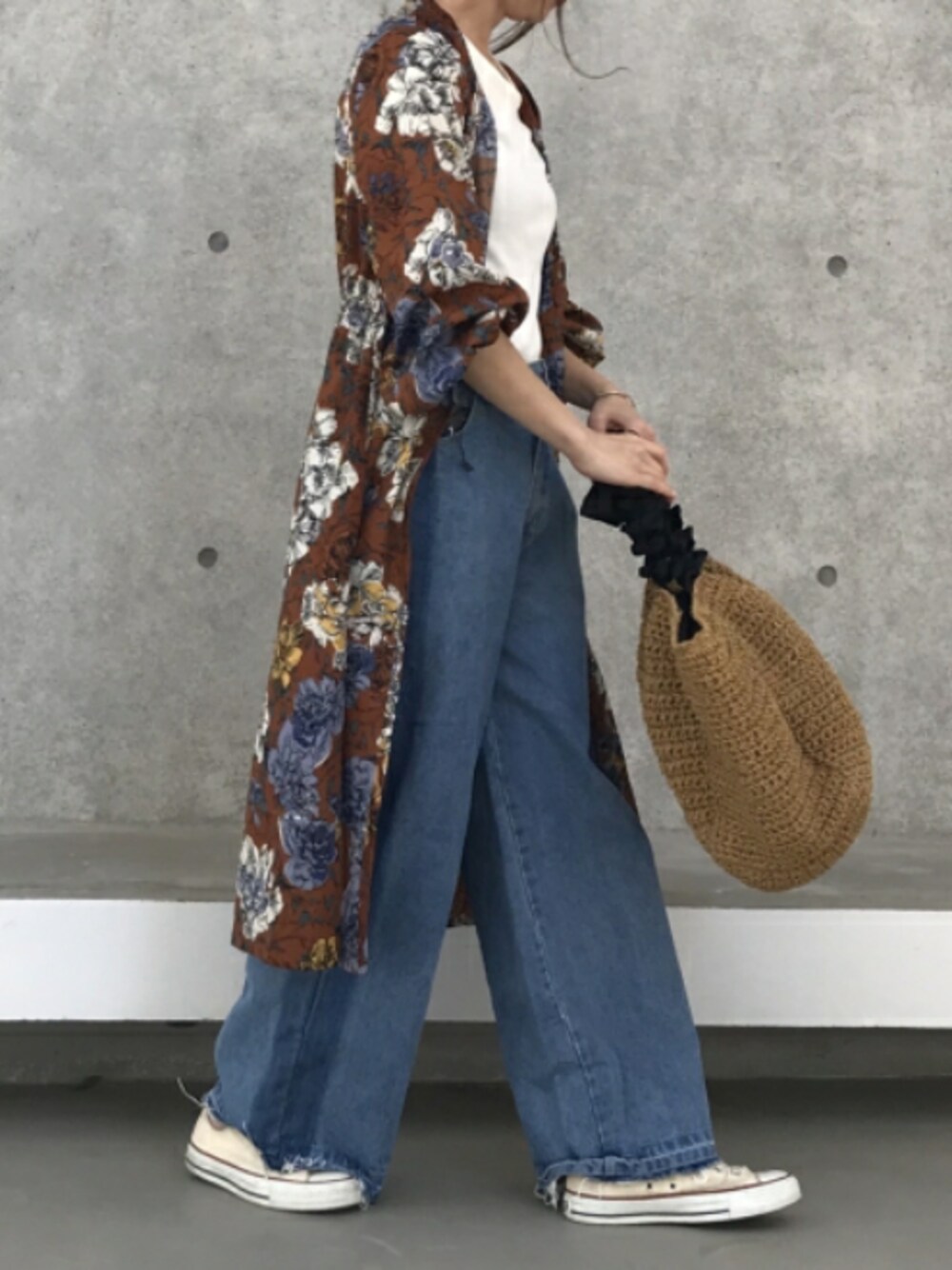 「春コーデ、パンツスタイル、大人カジュアル、spring、おしゃれさんと繋がりたい、コンバース、花柄ｶﾞｳﾝ、サイドライン、花柄ワンピース、copine」｜「copineの再入荷！レトロ花柄ボリューム袖ロングガウン/ロングカーディガン(2color)【クリックポスト対象商品】（カーディガン/ボレロ、その他）」を使った、ikuさん（レディース・161cm）の春コーディネートの1枚目の写真