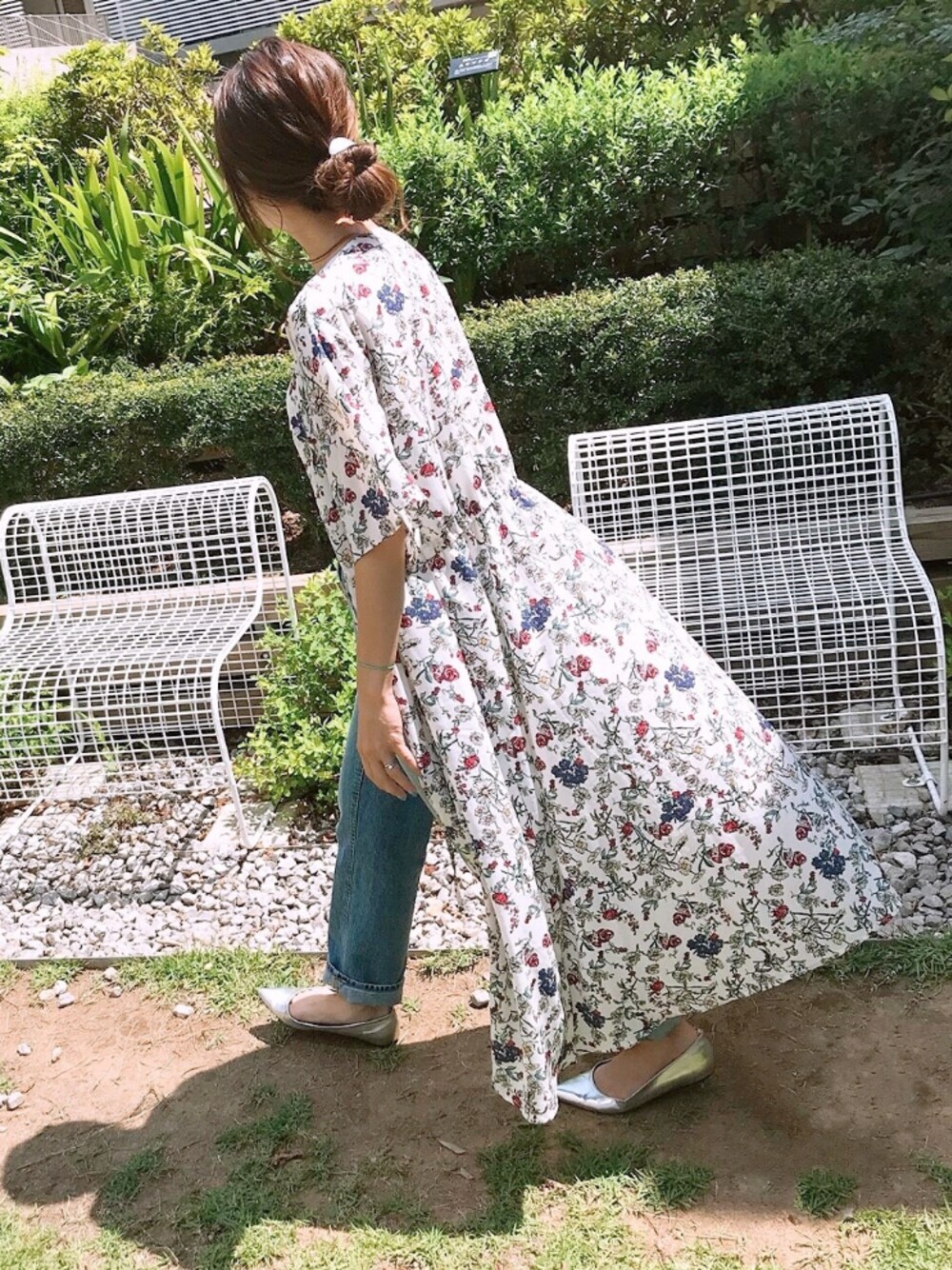 「シンプル、お洒落さんとつながりたい、大人カジュアル、白、ママコーデ、花柄ワンピース、花柄ｶﾞｳﾝ、ハイウエストストレートジーンズ、シルバー、copine」｜「GAPのアイテム（その他シューズ、シルバー系）」を使った、ikuさん（レディース・161cm）の夏コーディネートの1枚目の写真