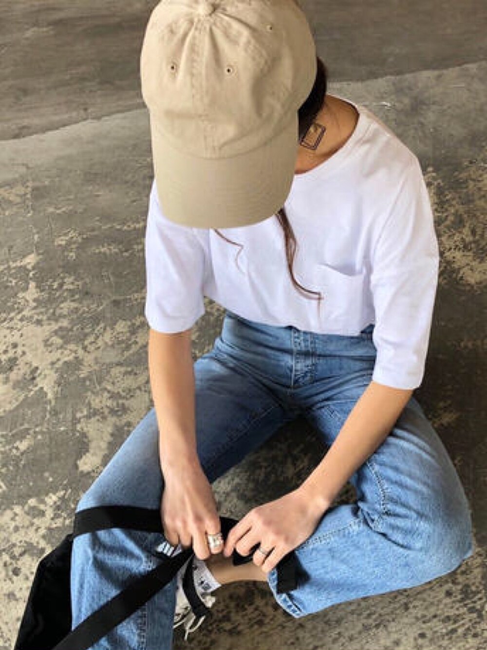 その他のTシャツ/カットソー、ブルー系のデニムパンツ、ブラック系のスニーカーを着用したレディースの春コーディネートの1枚目の写真