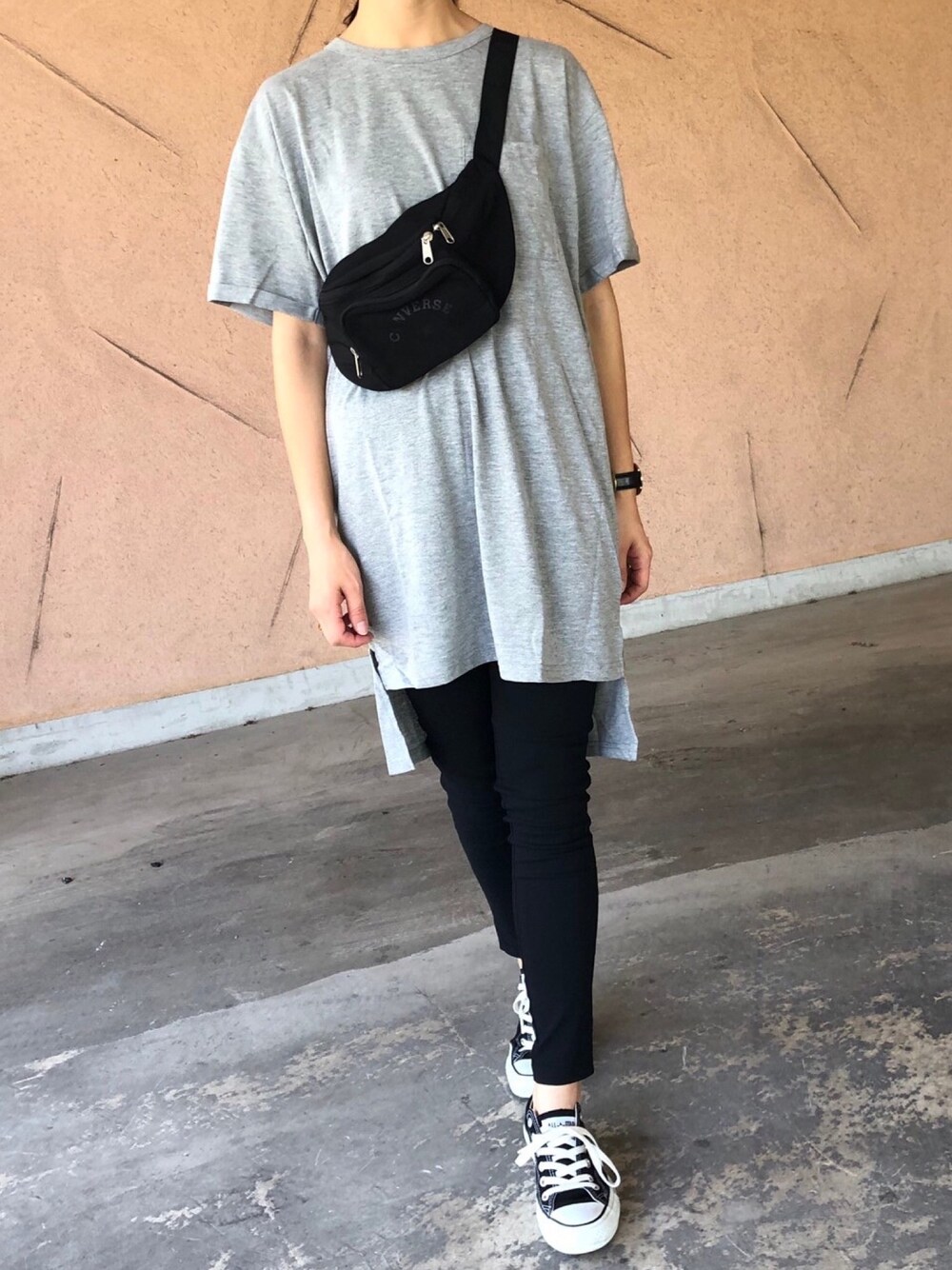 その他のTシャツ/カットソー、その他のボディバッグ/ウエストポーチ、その他のその他パンツを着用したレディースの夏コーディネートの1枚目の写真