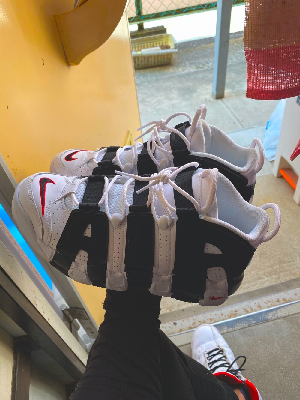 「エアモアアップテンポ #長崎」｜「NIKEのナイキ エア モア アップテンポ '96 QS メンズシューズ / NIKE AIR MORE UPTEMPO '96 QS（スニーカー、ホワイト系）」を使った、D     ．SNKSさん（メンズ・171cm）の秋コーディネートの1枚目の写真