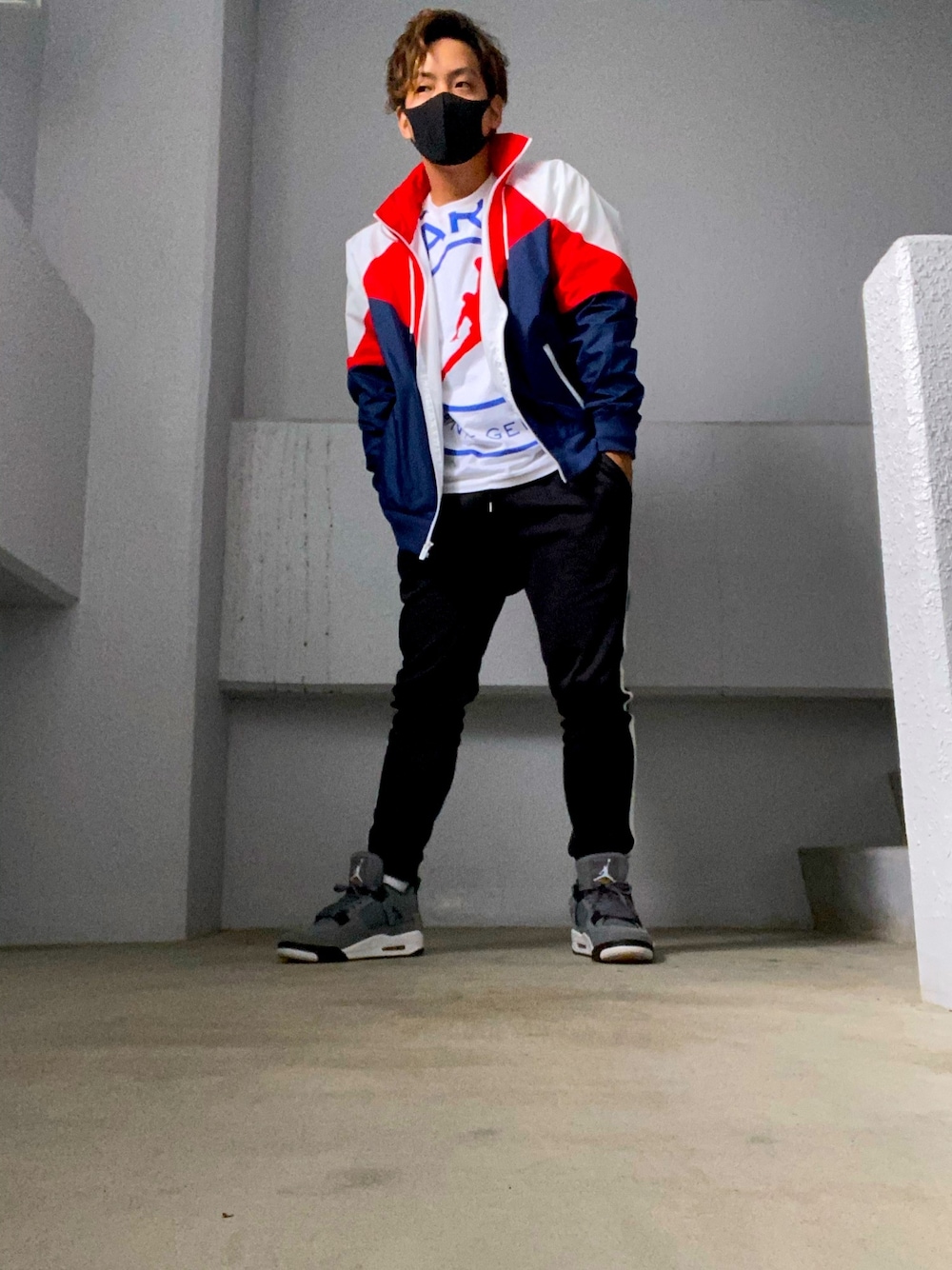 「ナイロンジャケット、Paris Saint-Germain、ジョーダン、AJ4、AJ4 クールグレー」｜「PARIS SAINT-GERMAINのアイテム（Tシャツ/カットソー、ホワイト系）」を使った、D     ．SNKSさん（メンズ・171cm）の冬コーディネートの1枚目の写真