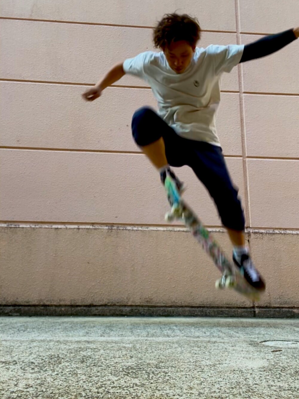 「スケボー、スケーター、オーリー」｜「DGKのアイテム（スポーツグッズ、その他）」を使った、D     ．SNKSさん（メンズ・171cm）の冬コーディネートの1枚目の写真