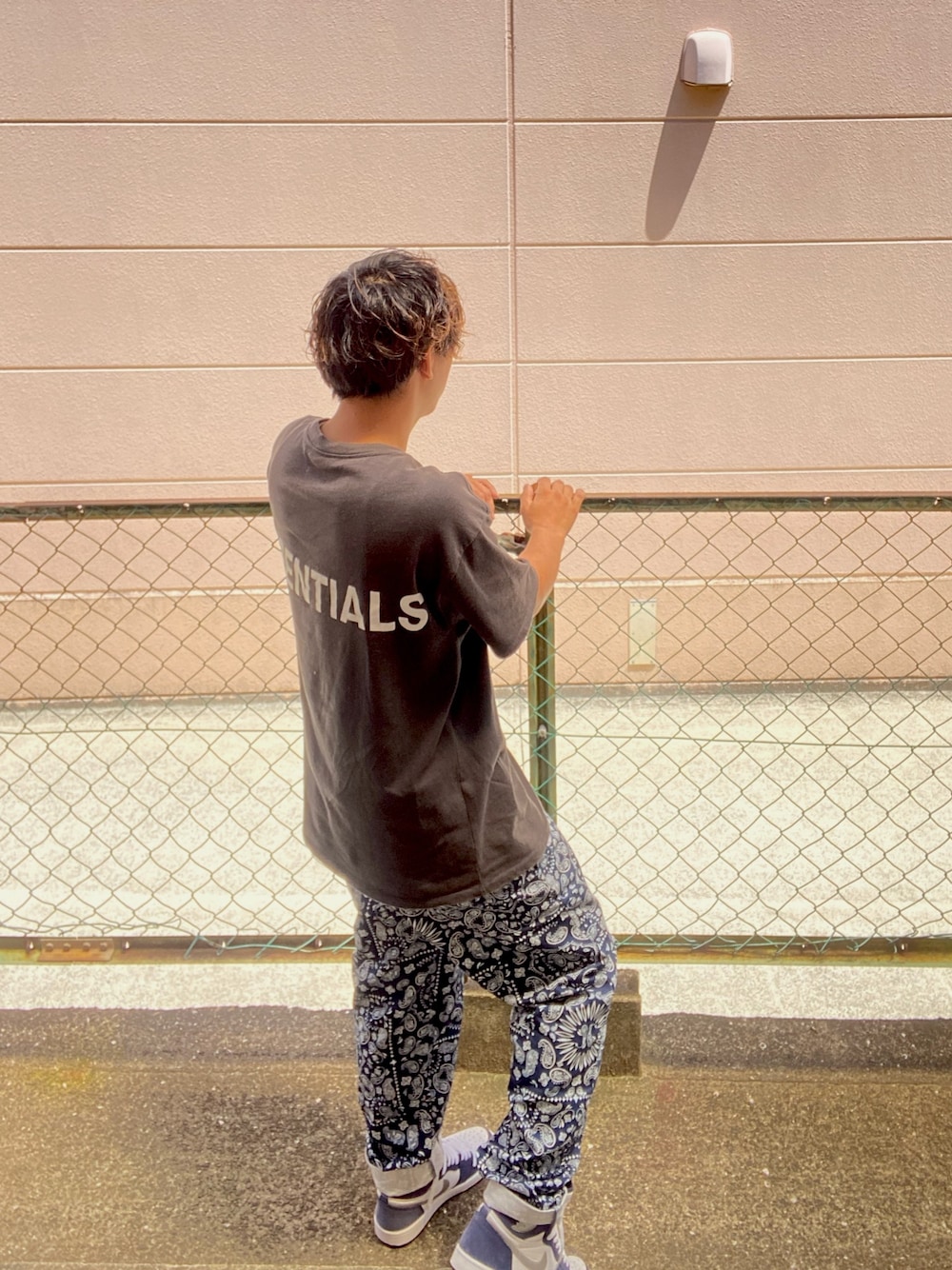 「ESSENTIALS、fogEssentials、クックマン、シェフパンツ、ペイズリー、ペイズリー柄、ジョーダン1、aj1、JORDAN1 cojp」｜「FOG ESSENTIALSの【FEAR OF GOD ESSENTIALS】バックプリント ビッグシルエット Tシャツ/Boxy T-Shirt 2（Tシャツ/カットソー、ブラック系）」を使った、D     ．SNKSさん（メンズ・171cm）の春コーディネートの1枚目の写真