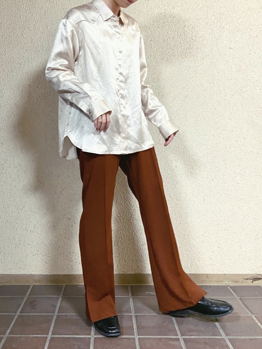 「パンツスタイル、お洒落さんとつながりたい、ラフコーデ、サテン、低身長コーデ、通勤コーデ、プチプラ、シャツスタイル、いいね返し、ローファー」｜「RETRO GIRLのセミフレアパンツ（その他パンツ、ブラウン系）」を使った、YOCHI🍂さん（レディース・153cm）の冬コーディネートの1枚目の写真