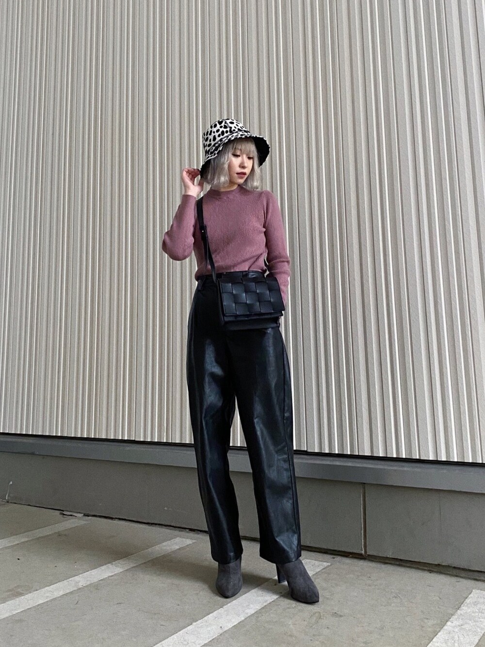 「おしゃれさんと繋がりたい、シンプル、カジュアルコーデ、秋のコーデ、低身長コーデ、バケットハット、レザー、テーパードパンツ、オトナカジュアル、プチプラコーデ」｜「OZOCの◆【洗える】【静電気防止】ハイネックリブニット（ニット/セーター、ピンク系）」を使った、YOCHI🍂さん（レディース・153cm）の秋コーディネートの1枚目の写真