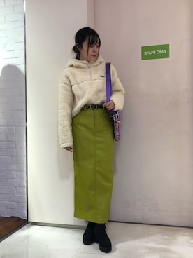 「フェイクレザー」｜「アイテム（財布/小物）」を使った、山﨑 彩花さん（レディース・157cm）の秋コーディネート