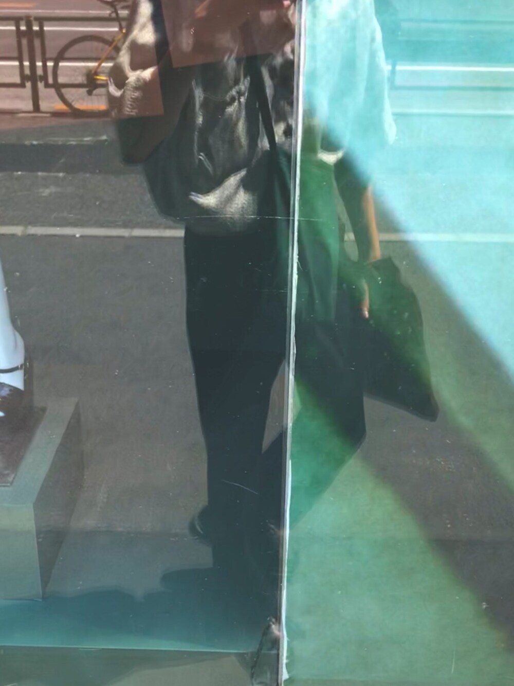「柄シャツ、古着MIX、古着好きな人と繋がりたい、HARE、リドム、Dr.Martens」｜「LIDNMのLIDNM/リドム/マイクロスエードトートバッグ（トートバッグ、グリーン系）」を使った、よっしーさん（メンズ・177cm）の夏コーディネートの1枚目の写真