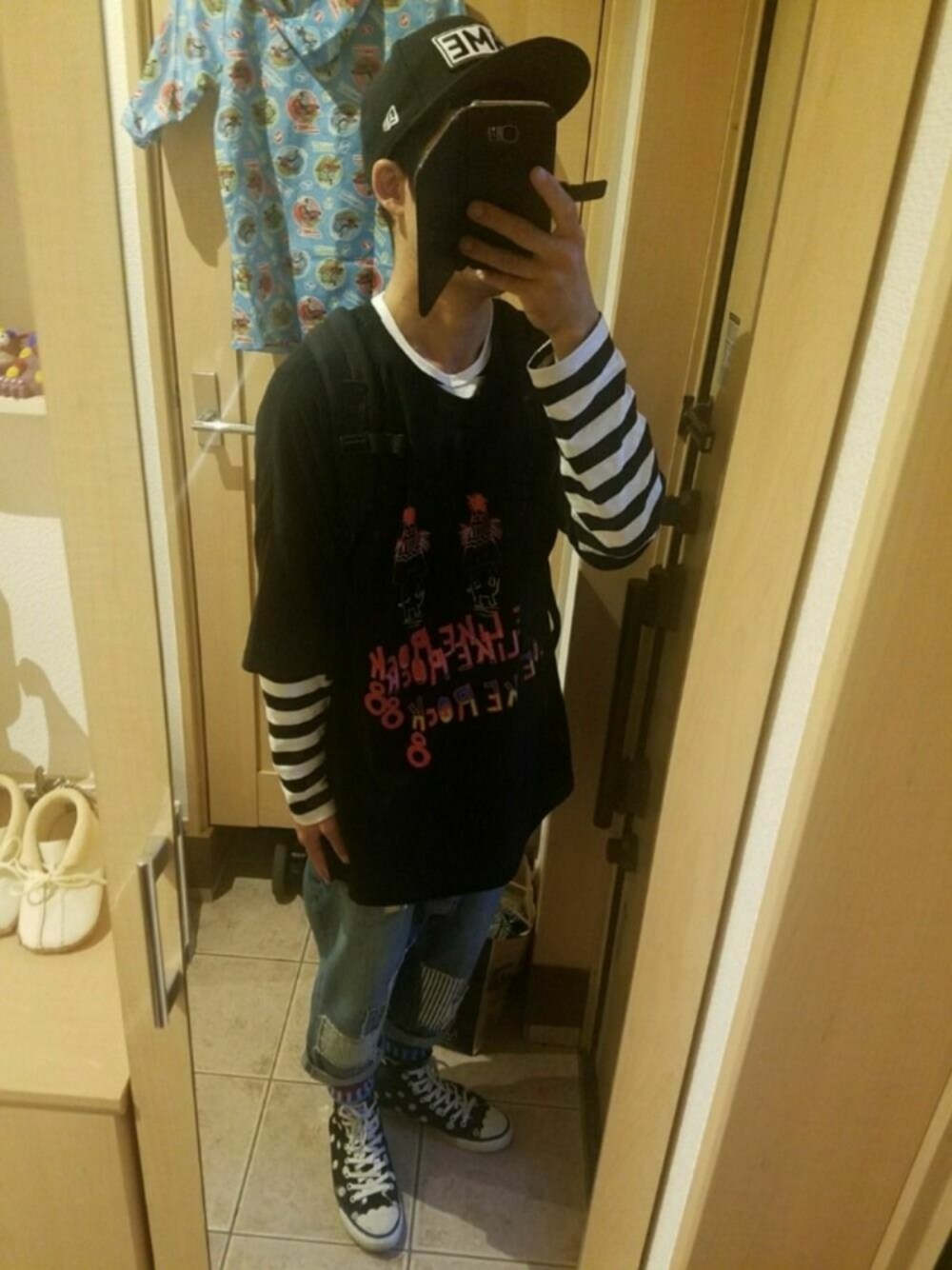 ブラック系のTシャツ/カットソー、その他のTシャツ/カットソー、ブルー系のデニムパンツを着用したメンズの夏コーディネートの1枚目の写真