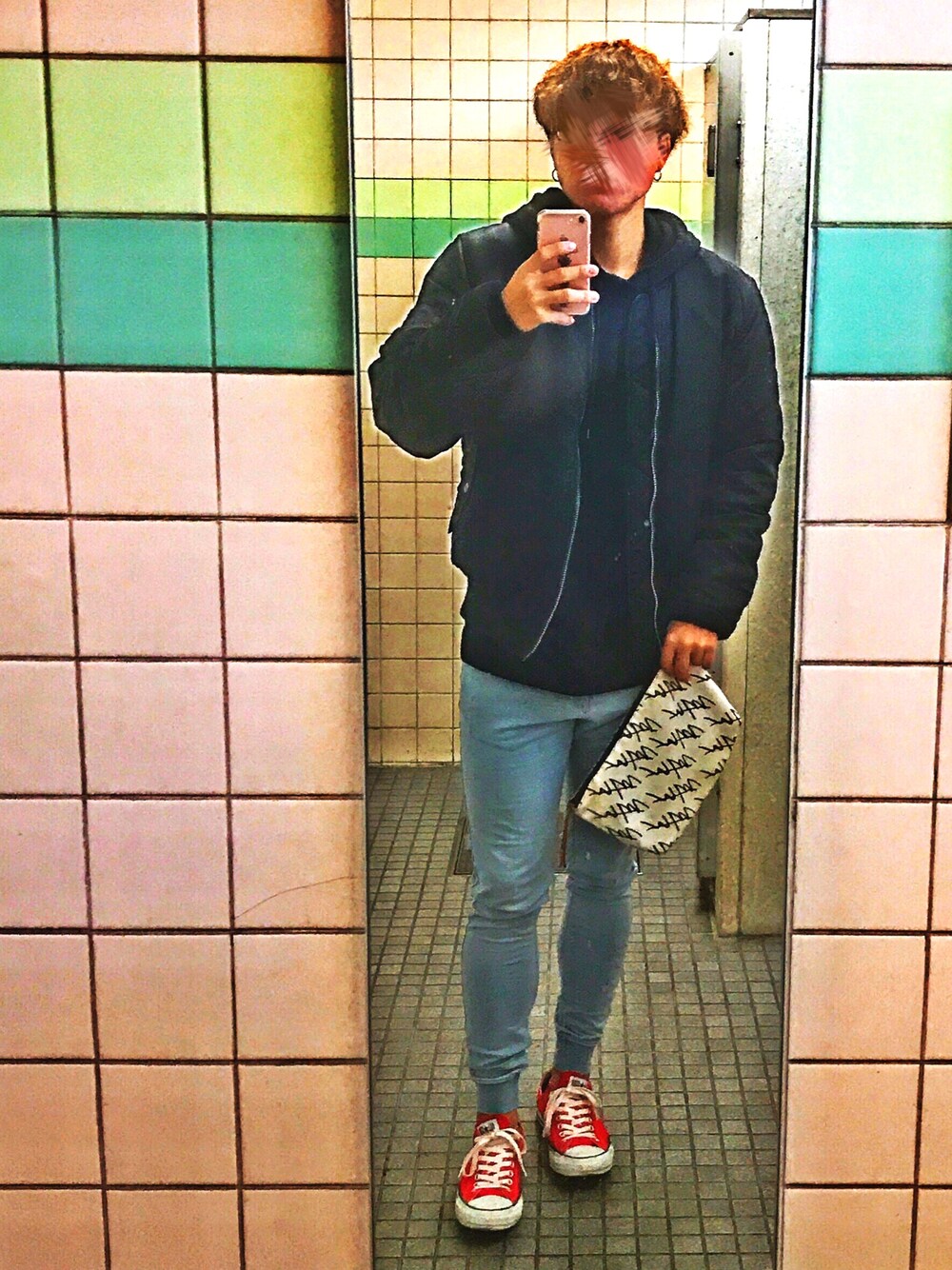 「冬コーデ、シンプルコーデ、ラフ、MA-1、alpha、converse、JIGGYS SHOP、クリスチャンコーデ、デニム」｜「Alpha Industriesの＜ALPHA INDUSTRIES＞ MA-1 TIGHT/アウター（ミリタリージャケット、ブラック系）」を使った、ひっぽちょっぱーさん（メンズ・176cm）の冬コーディネートの1枚目の写真
