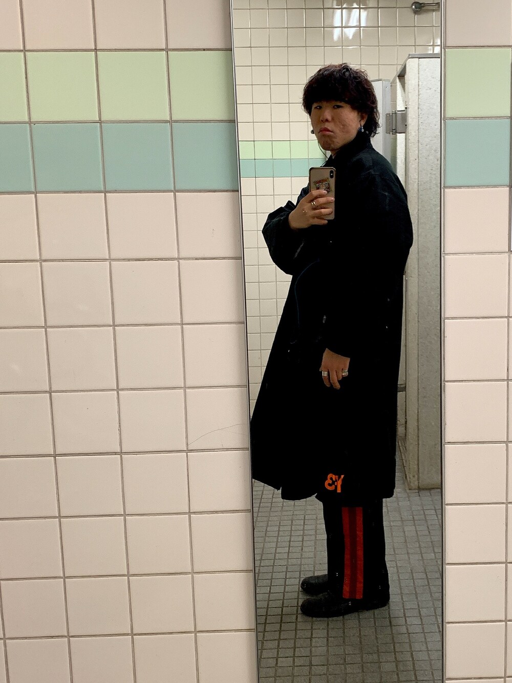 「HARE、BEAUTY&YOUTH UNITED ARROWS、FREAK’Ｓ STORE、ラインパンツ、ステンカラーコート、リング、オーバーサイズ、ロングコート、革靴、ワイドパンツ」｜「HAREのサイドダブルラインパンツ(HARE)（その他パンツ、ブラック系）」を使った、ひっぽちょっぱーさん（メンズ・176cm）の冬コーディネートの1枚目の写真