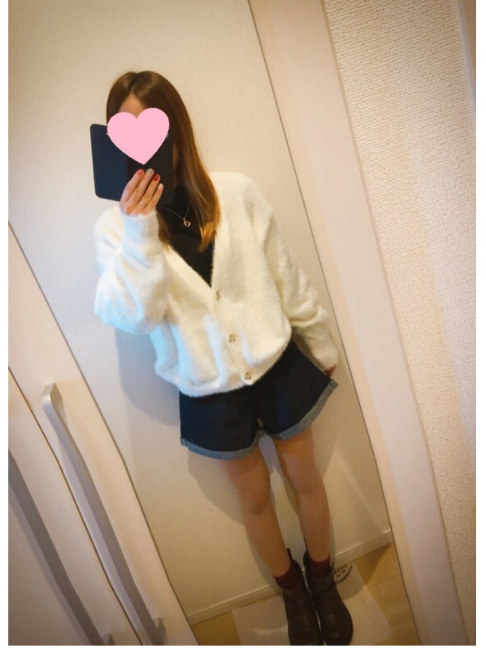 ホワイト系のカーディガン/ボレロ、ブルー系のデニムパンツ、レッド系のソックス/靴下を着用したレディースの秋コーディネートの1枚目の写真