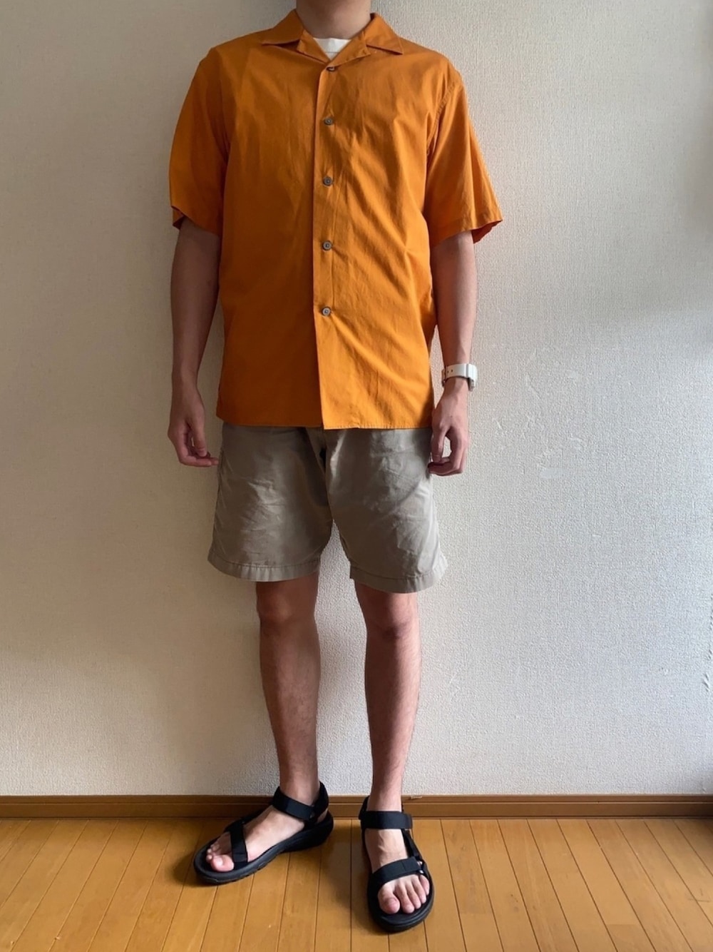 ブラック系のサンダル、ホワイト系のTシャツ/カットソー、ベージュ系のその他パンツを着用したメンズの秋コーディネートの1枚目の写真