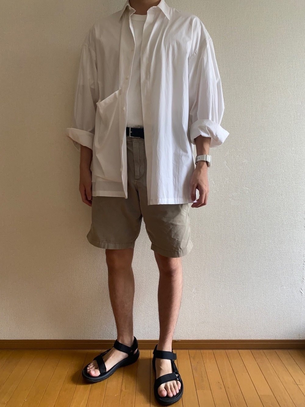 ブラック系のサンダル、ホワイト系のTシャツ/カットソー、ホワイト系のシャツ/ブラウスを着用したメンズの秋コーディネートの1枚目の写真
