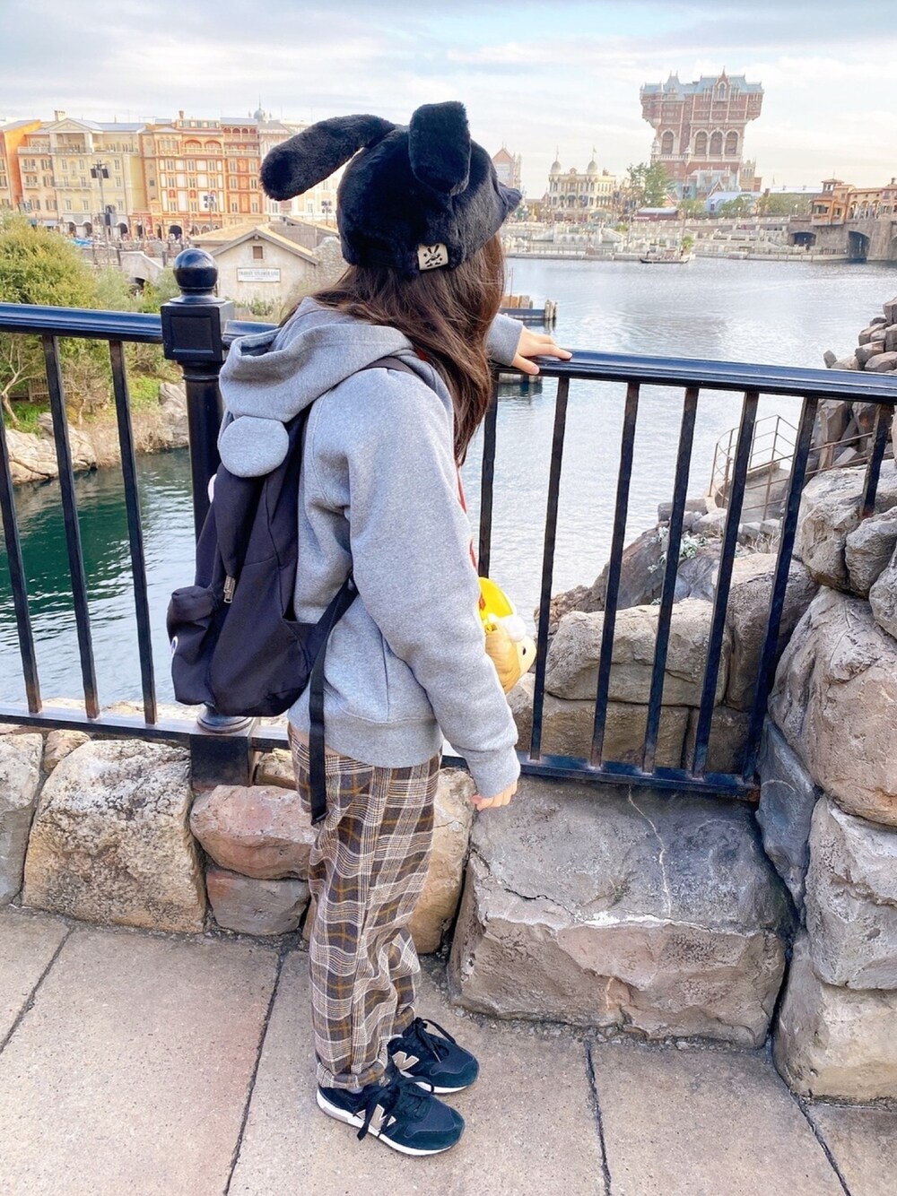 「大晦日、ディズニー、ディズニーコーデ、devirock、ミッキー、チェックパンツ、チェック、パーカー、ニューバランス、黒リュック」｜「Disneyのアイテム（パーカー、グレー系）」を使った、akiさん（キッズ・145cm）の冬コーディネートの1枚目の写真