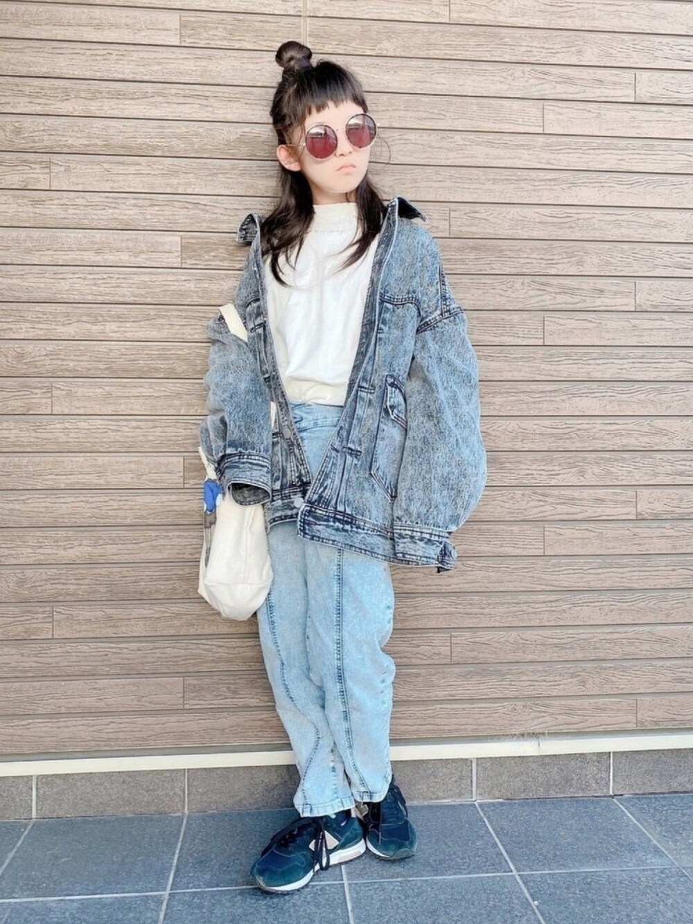 「デニムジャケット、デニムオンデニム、GU、デニムパンツ、トートバッグ、ビッグシルエット、ニューバランス、カジュアルコーデ、オーバーサイズ、サングラス」｜「PAGEBOYのBIGケミカルGジャン（ブルゾン、ブラック系）」を使った、akiさん（キッズ・145cm）の春コーディネートの1枚目の写真