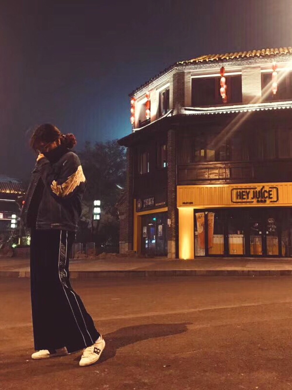 「Dinner、denim、wings、wonderwoman」｜「MISS SIXTYのアイテム（デニムジャケット、ブルー系）」を使った、WANGWAYNEさん（レディース・173cm）の秋コーディネートの1枚目の写真