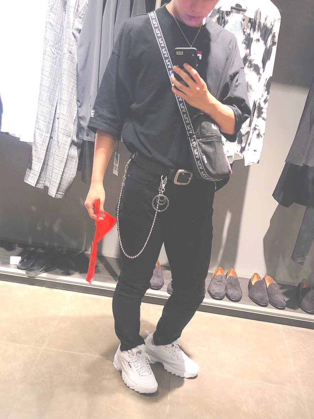 「韓国ファッション、韓国好きな人と繋がりたい、BTS」｜「FILAのアイテム（Tシャツ/カットソー、ブラック系）」を使った、ちーちゃんさん（メンズ・175cm）の夏コーディネートの1枚目の写真