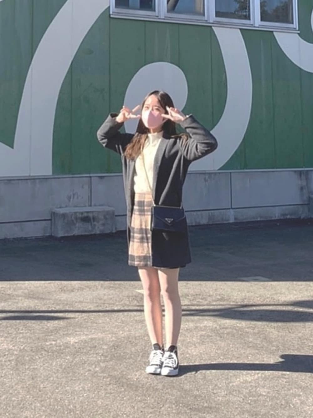 「PRADA、GU、コンバース、スニーカー、スニーカーコーデ、秋のコーデ、遊園地」｜「tiptopのアイテム（ジャケット/アウター、グレー系）」を使った、🐇さん（レディース・166cm）の秋コーディネートの1枚目の写真