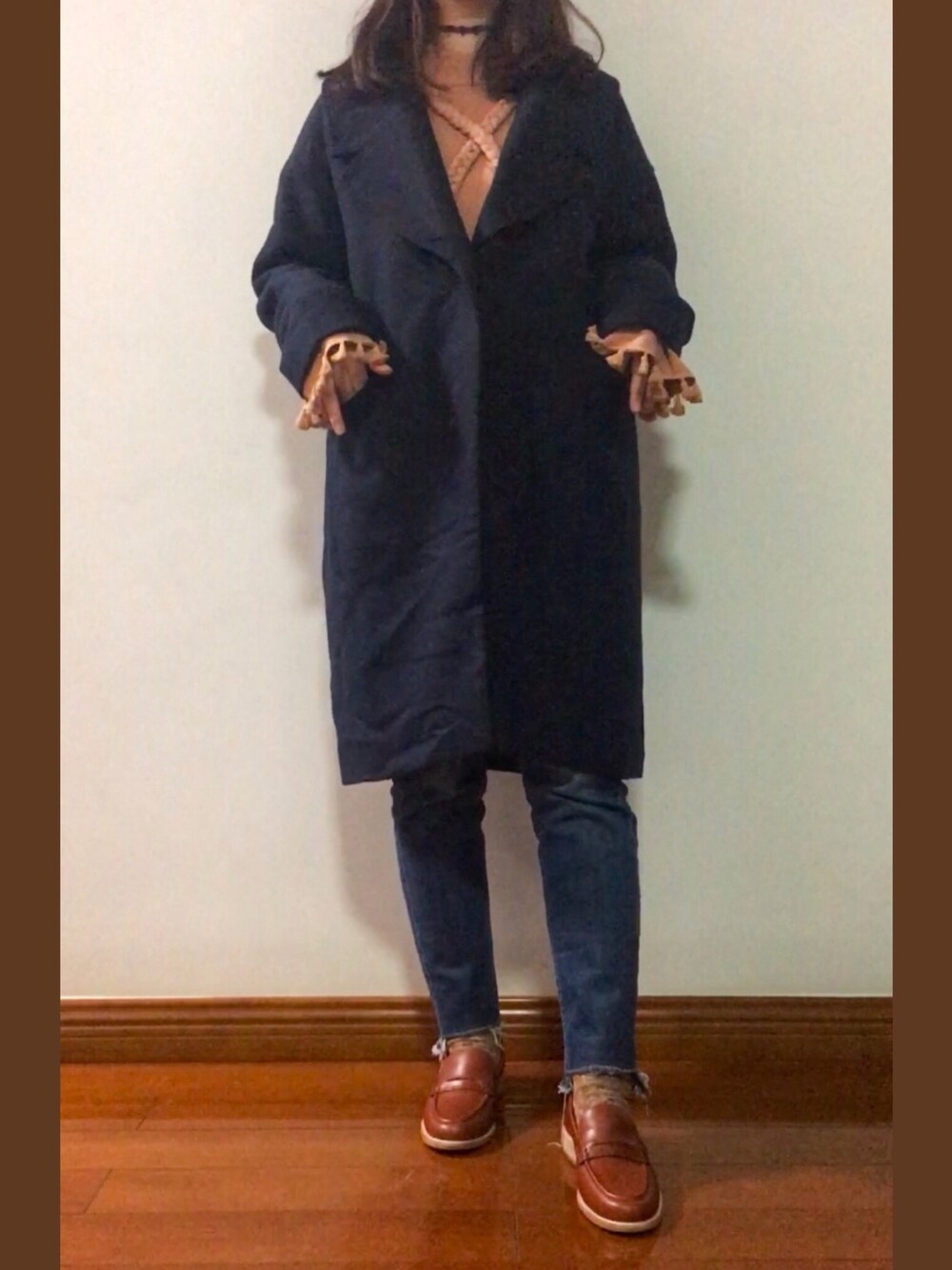 オレンジ系のニット/セーター、ブルー系のダッフルコート、ブルー系のデニムパンツを着用したレディースの冬コーディネートの1枚目の写真