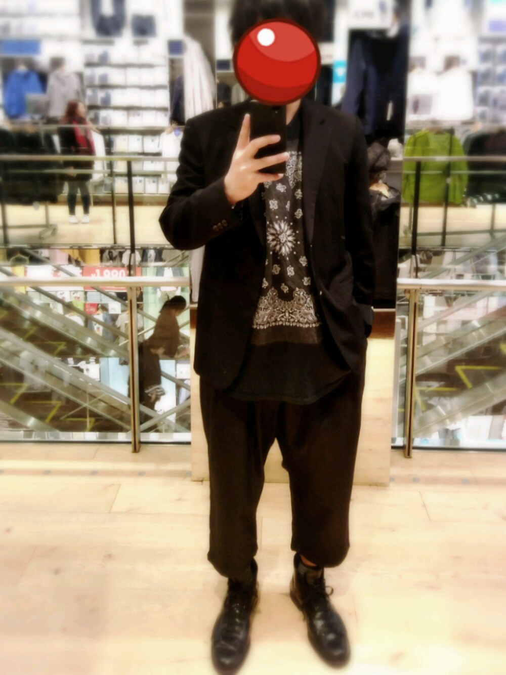 「ブラック、ブラック×ホワイト、モノトーン、モード、アンクル丈、シンプル、休日スタイル、大阪」｜「UNIQLOのアイテム（ソックス/靴下、ブラック系）」を使った、KAZU-KUNさん（メンズ・180cm）の冬コーディネートの1枚目の写真