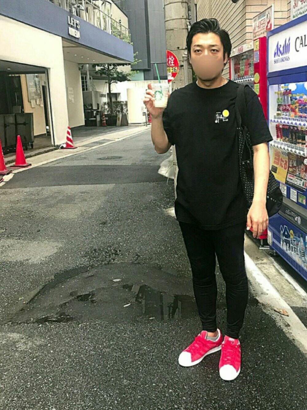 「夏セールで買いました、Tシャツ、ジャージ、adidas、赤スニーカー、休日スタイル、スタバ、ユナイテッドアローズ、大人カジュアル」｜「UNITED ARROWSのアイテム（Tシャツ/カットソー、ブラック系）」を使った、KAZU-KUNさん（メンズ・180cm）の夏コーディネートの1枚目の写真
