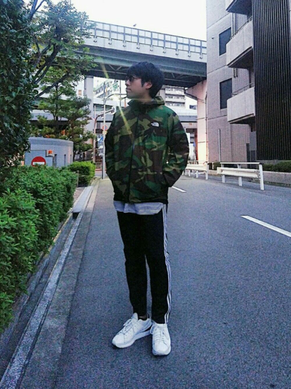 「THE NORTH FACE、ナイロンジャケット、adidas、派手、柄×柄、迷彩、リラックススタイル、休日スタイル」｜「THE NORTH FACEのTHE NORTH FACE / THE NORTH FACE / Novelty Venture Jacket（ナイロンジャケット、その他）」を使った、KAZU-KUNさん（メンズ・180cm）の秋コーディネートの1枚目の写真