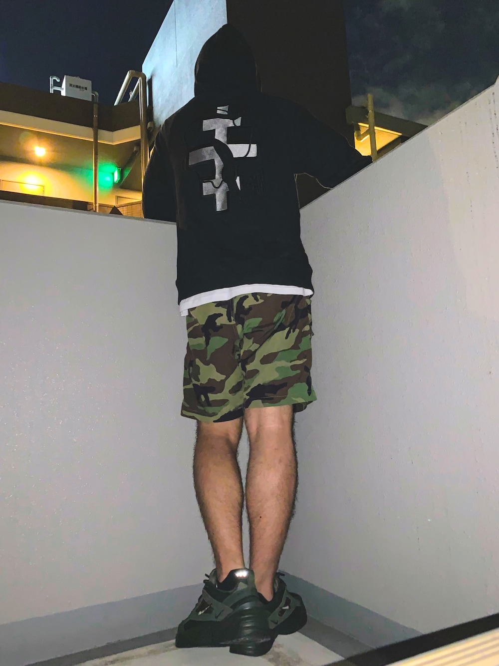 「NIKE、M2Kテクノ、pam、パーカー、リラックススタイル、ジム、男臭い、短パン、スニーカー、ダッドスニーカー」｜「P.A.M.のアイテム（パーカー、ブラック系）」を使った、KAZU-KUNさん（メンズ・180cm）の秋コーディネートの1枚目の写真