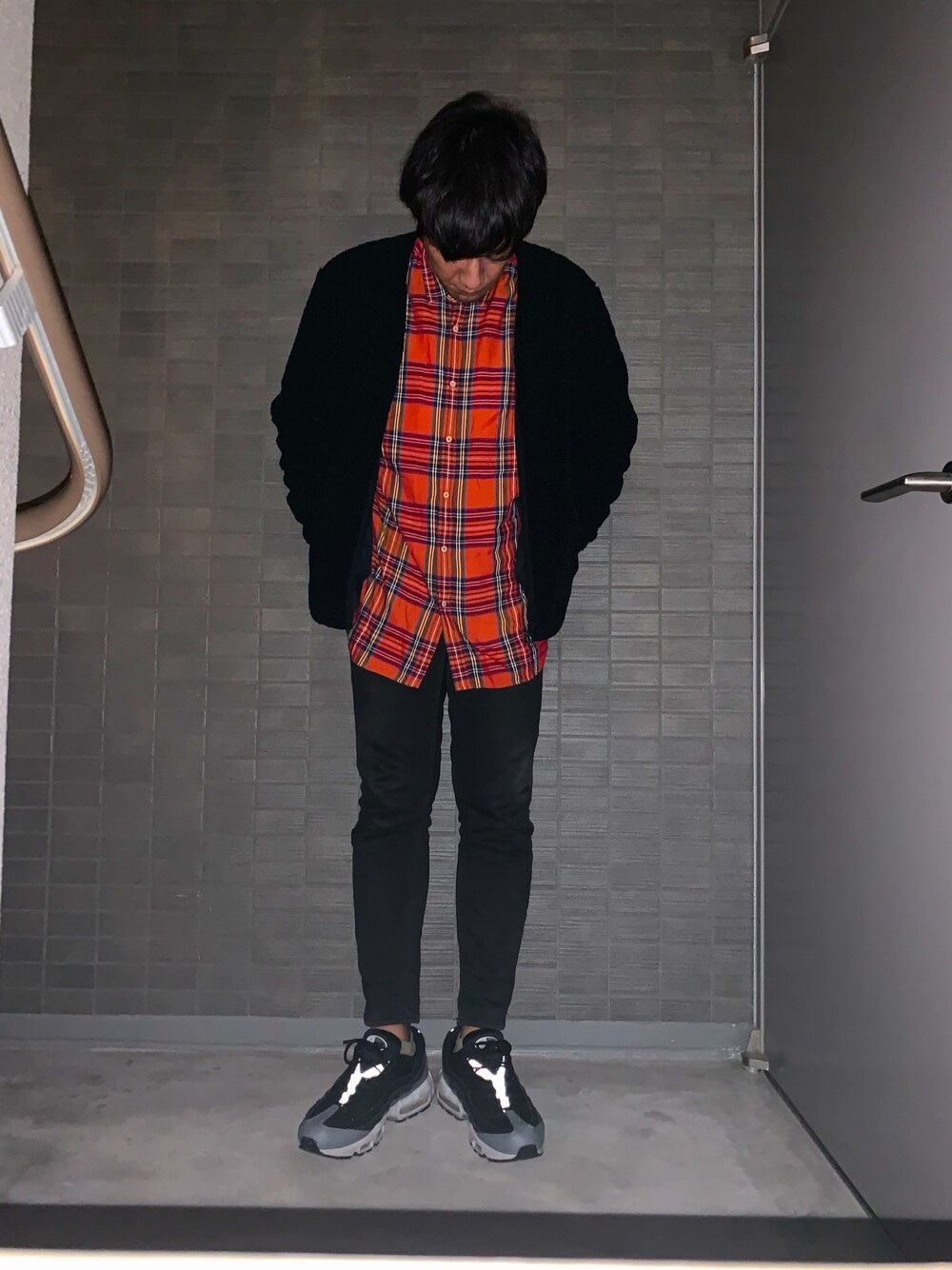 「UNIQLO、ユニクロ、黒スキニー、AIR MAX、エアマックス、ボア、差し色、ボサボサ頭」｜「ZARAのアイテム（シャツ/ブラウス、その他）」を使った、KAZU-KUNさん（メンズ・180cm）の冬コーディネートの1枚目の写真