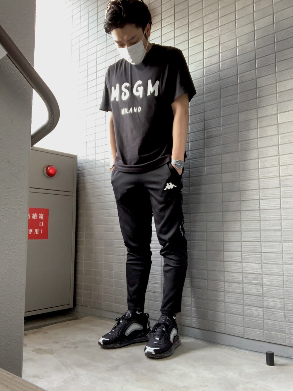 「ootd、MSGM、NIKE、KAPPA、UNDER COVER、黒、ジャージ、イタリア、モノトーン、オトナカジュアル」｜「MSGMのMSGM（エムエスジーエム）ジェルロゴ T-シャツ（Tシャツ/カットソー、ブラック系）」を使った、KAZU-KUNさん（メンズ・180cm）の夏コーディネートの1枚目の写真