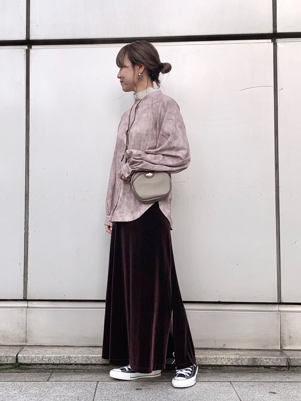 ホワイト系のニット/セーター、ベージュ系のTシャツ/カットソー、ブラウン系のスカートを着用したレディースの秋コーディネートの1枚目の写真