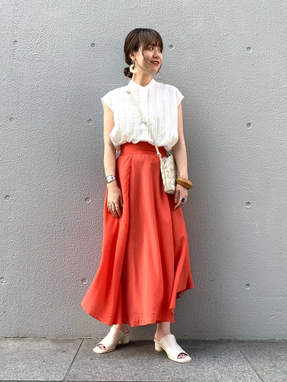 ホワイト系のシャツ/ブラウス、レッド系のスカート、ホワイト系のショルダーバッグを着用したレディースの夏コーディネートの1枚目の写真