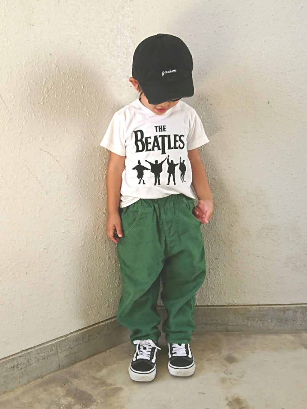 「オールドスクール、ロゴT、バンドT、カーゴパンツ、白Tシャツ、4歳、男の子コーデ、ゆるパンツ、キャップ、バンズ」｜「GLOBAL WORKの【キッズ】カラーツイルキャップ/741725（キャップ、ブラック系）」を使った、あお✳さん（キッズ・100cm）の春コーディネートの1枚目の写真