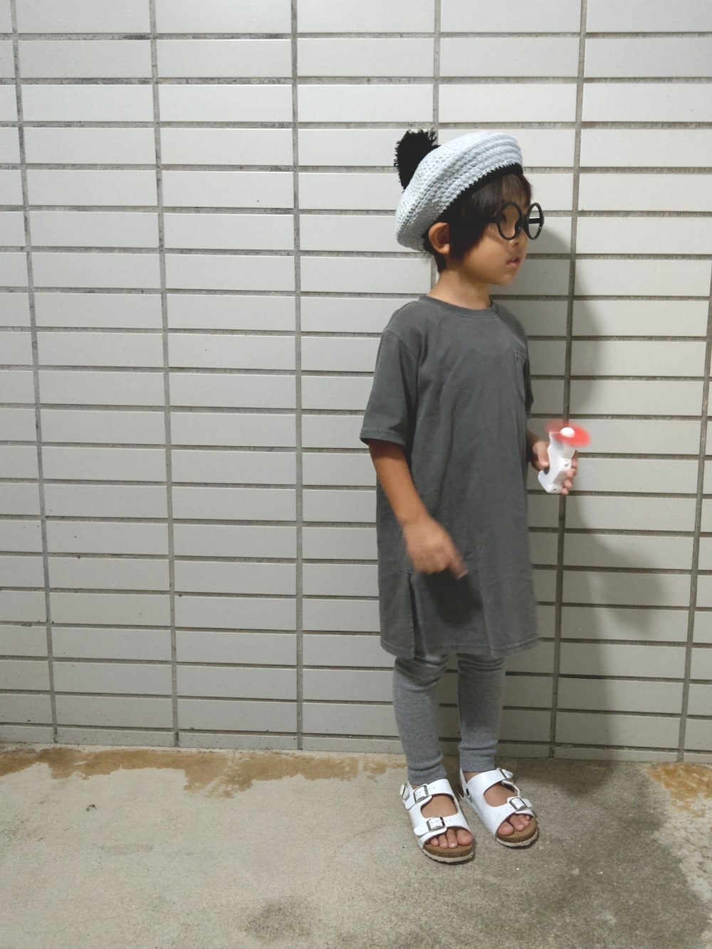 「あおmade、ベレー帽、ベレー帽×メガネ、Tシャツワンピ、レギンス、オーバーサイズ、サンダル、ビッグシルエット、リブレギンス、ワントーンコーデ」｜「Birthdayのアイテム（サンダル、ホワイト系）」を使った、あお✳さん（キッズ・100cm）の夏コーディネートの1枚目の写真