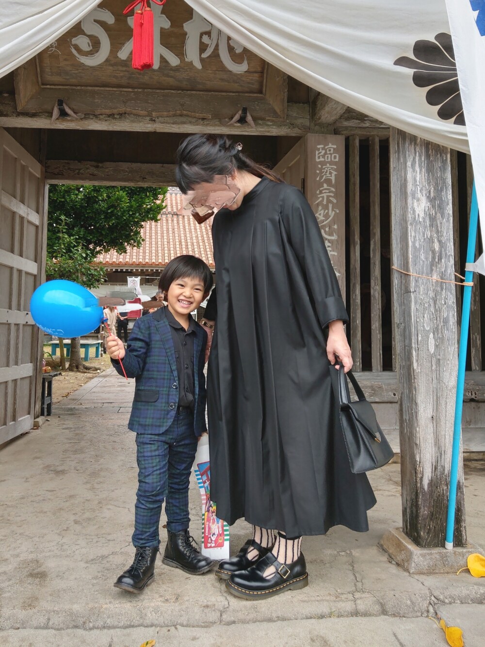 「七五三、ブラックウォッチ、セットアップ、スーツスタイル、おめかしコーデ、ワンピース、Dr.Martens、ママコーデ、親子コーデ、フォーマル」｜「GENERATORの GENERATOR 　ブラックウォッチセットアップパンツ（セットアップジャケット・ベストあります）（スーツパンツ、グリーン系）」を使った、あお✳さん（キッズ・110cm）の秋コーディネートの1枚目の写真