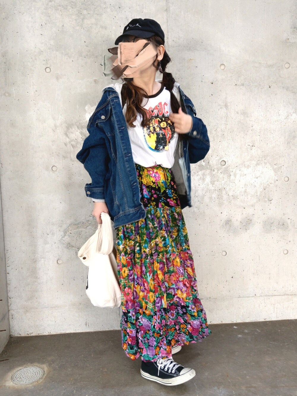 ブラック系のスニーカー、その他のスカート、グレー系のパーカーを着用したレディースの冬コーディネートの1枚目の写真