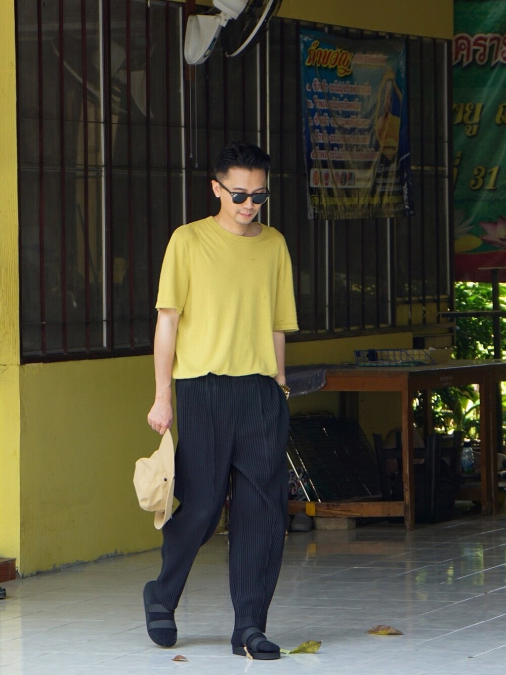 「daily look、summer、travel」｜「COSのアイテム（Tシャツ/カットソー、イエロー系）」を使った、DCさん（メンズ・178cm）の秋コーディネートの1枚目の写真