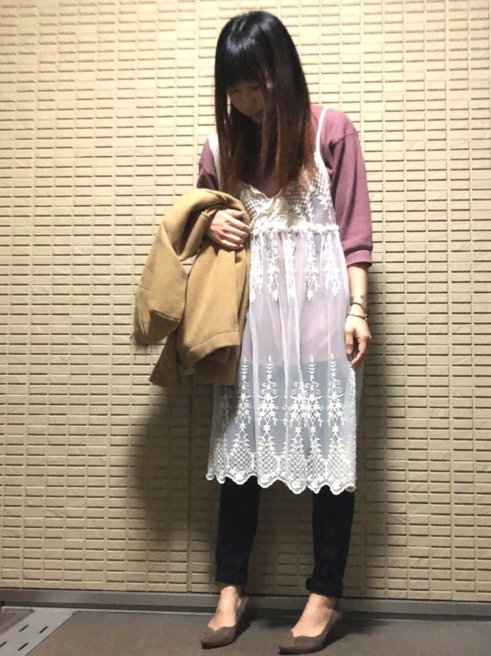 「休日コーデ、七分袖、バングル、薄着」｜「Cutie Blondeのアイテム（キャミソール、ホワイト系）」を使った、sojaymさん（レディース・157cm）の冬コーディネートの1枚目の写真