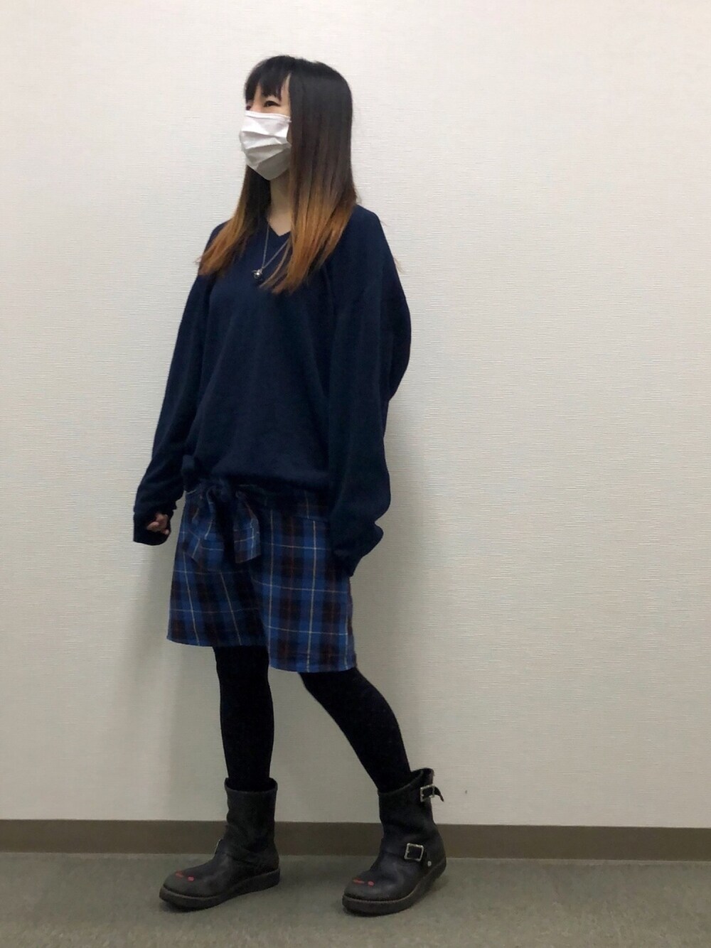 「通勤コーデ、青い石のオーブ、ダークトーンコーデ」｜「古着のアイテム（ニット/セーター、ブルー系）」を使った、sojaymさん（レディース・157cm）の春コーディネートの1枚目の写真