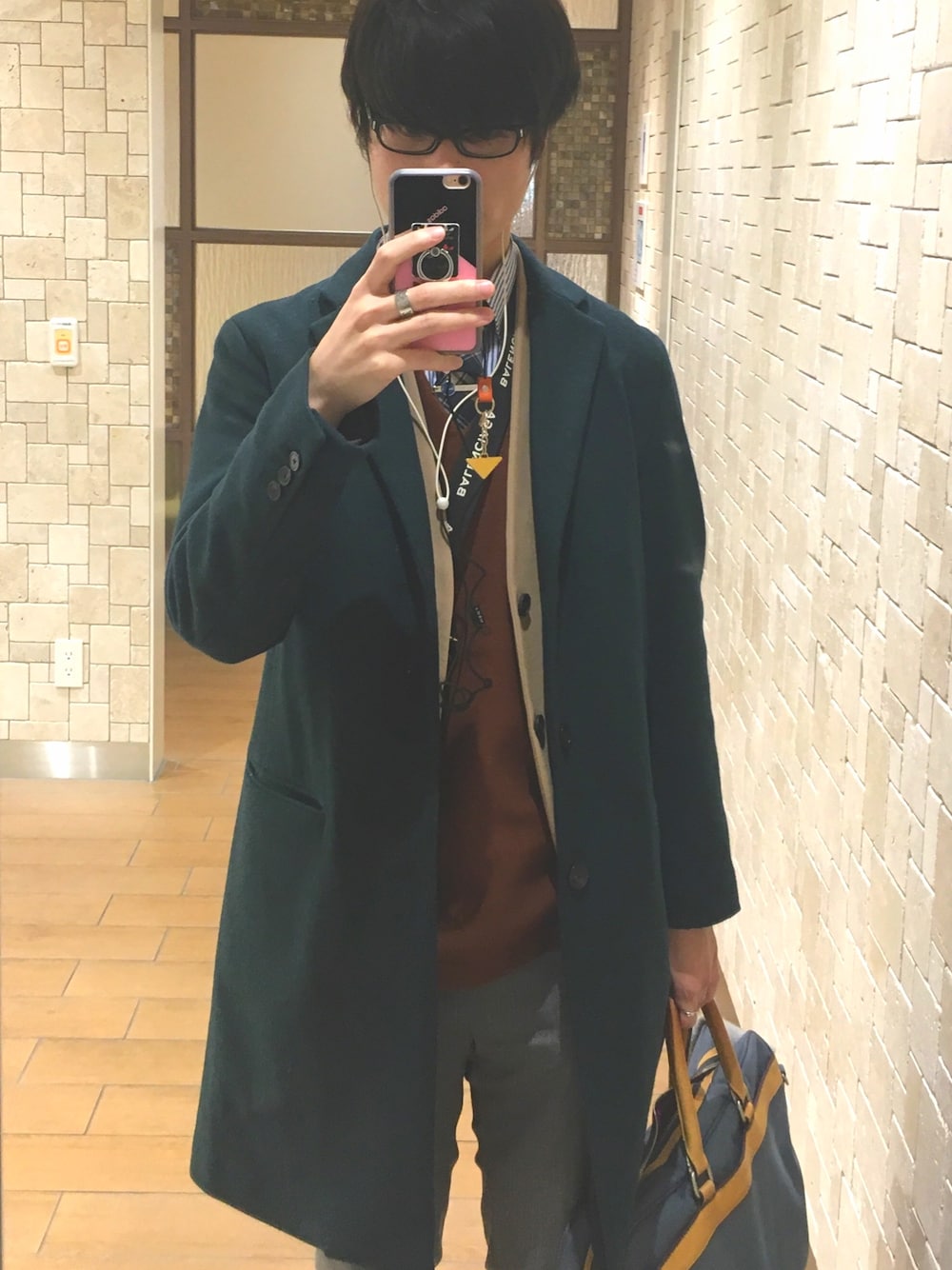 「URBAN RESEARCH DOORSのアイテム（チェスターコート、グリーン系）」を使った、ゆっきーさん（メンズ・177cm）の冬コーディネートの1枚目の写真