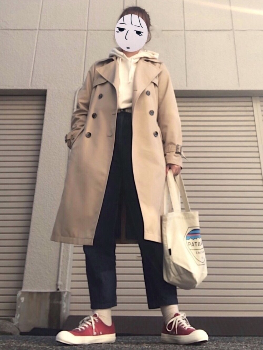 「ootd、春コーデ、大人カジュアル、大学生、トレンチコート、FUDGE、ベージュ、スニーカー、デニムパンツ、パーカー」｜「GUのテーパードアンクルジーンズJN 69NAVY  size:M（デニムパンツ、ブルー系）」を使った、うちさん（レディース・157cm）の冬コーディネートの1枚目の写真