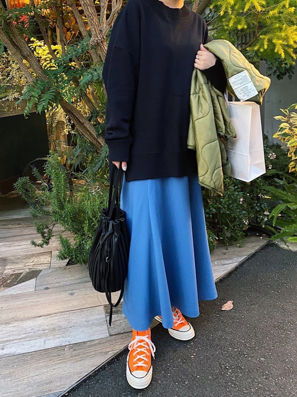 「おしゃれさんと繋がりたい、休日コーデ、冬コーデ、シンプルコーデ、スニーカーコーデ、高身長女子、古着MIX、コンバース」｜「Name.のアイテム（ニット/セーター、ブルー系）」を使った、Natsuki Konoさん（レディース・165cm）の冬コーディネートの1枚目の写真