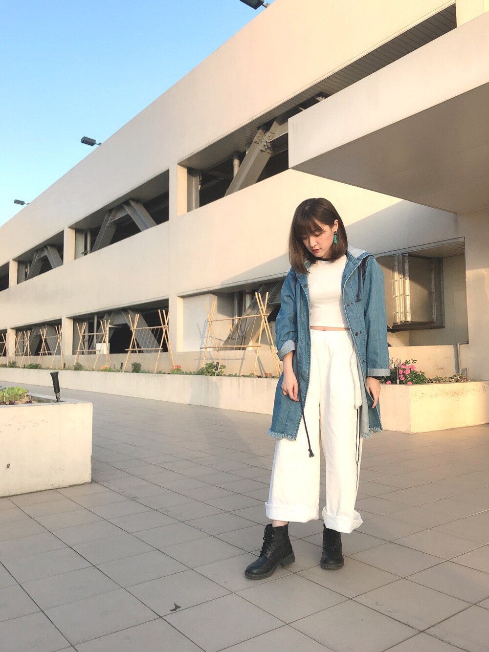「林口三井outlet」｜「QUEEN SHOPのアイテム（チノパンツ、ホワイト系）」を使った、erika shihさん（レディース・160cm）の秋コーディネートの1枚目の写真