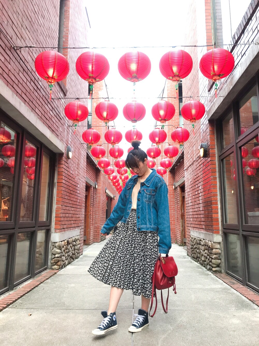 「傳藝中心、宜蘭」｜「CONVERSEのアイテム（その他シューズ、ブルー系）」を使った、erika shihさん（レディース・160cm）の春コーディネートの1枚目の写真