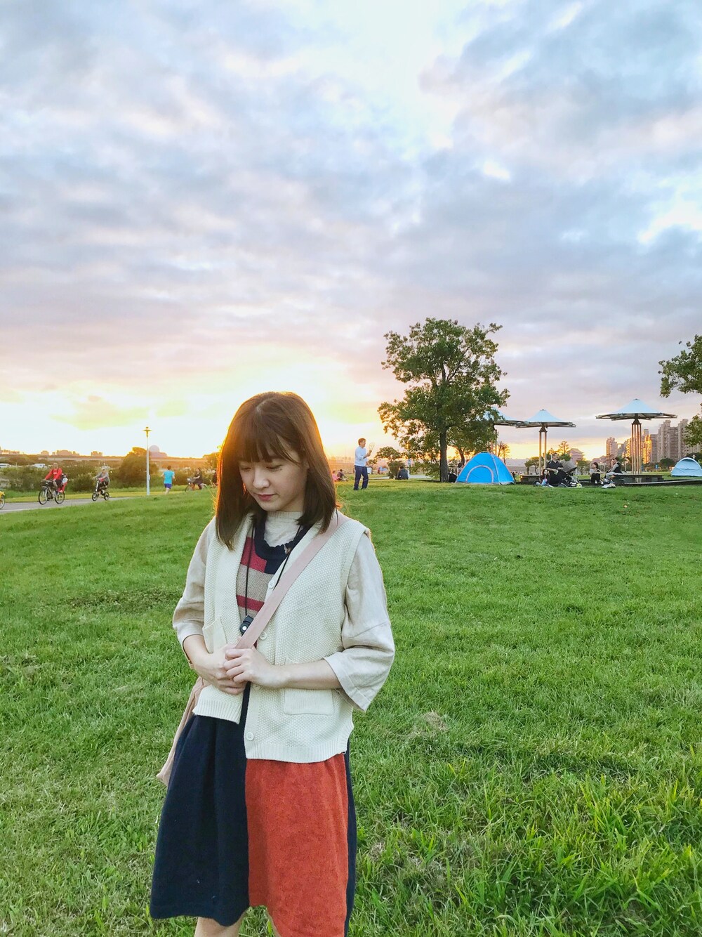 「公園」｜「QUEEN SHOPのアイテム（Tシャツ/カットソー、ベージュ系）」を使った、erika shihさん（レディース・160cm）の春コーディネートの1枚目の写真