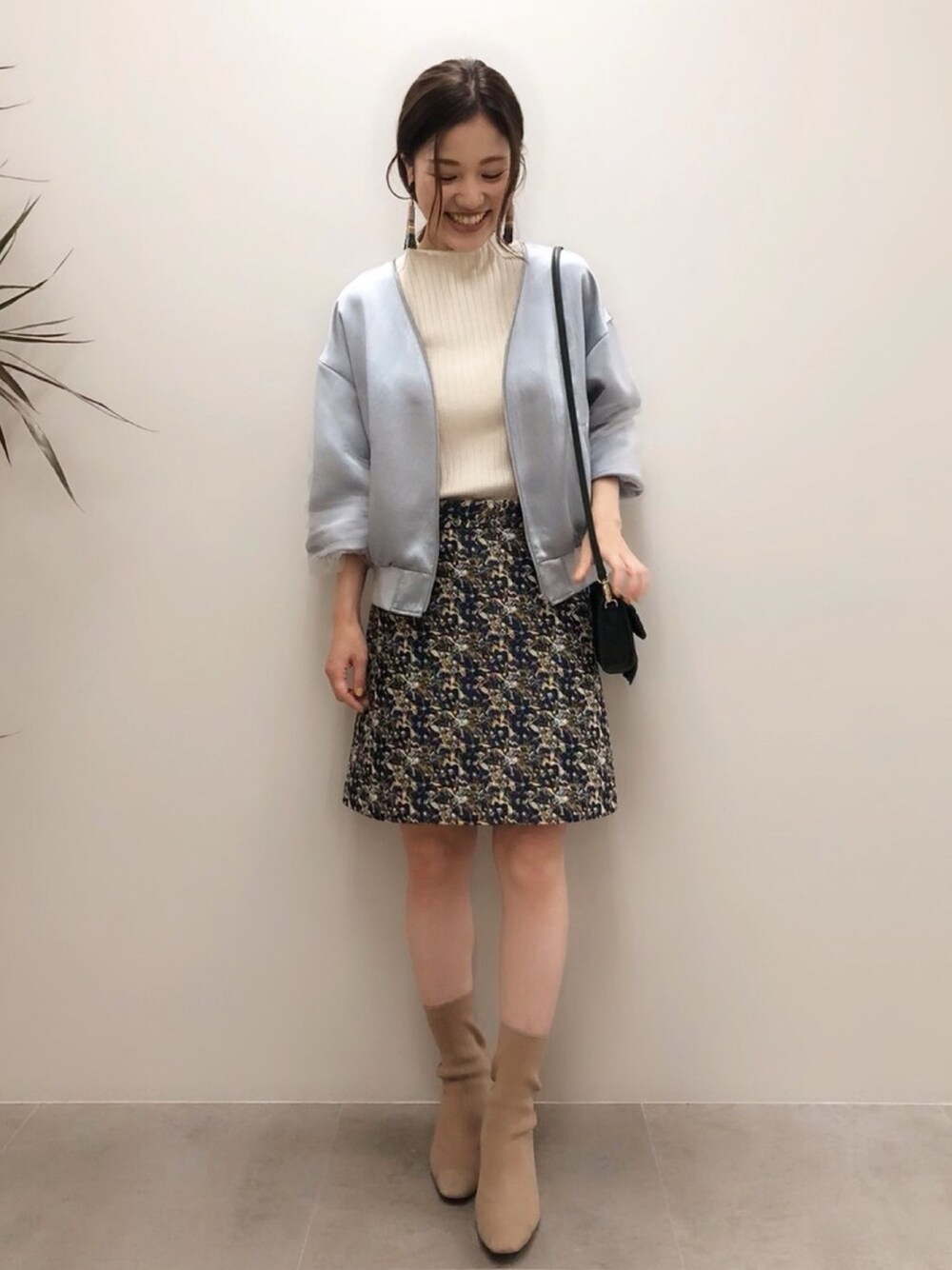 「ブルゾン、秋のコーデ、大人カジュアル、JILLSTUART、ジルスチュアート、秋コーデ」｜「JILL STUARTの◆ブレンダジャガードミニスカート（スカート、ブルー系）」を使った、MEGさん（レディース・157cm）の夏コーディネートの1枚目の写真