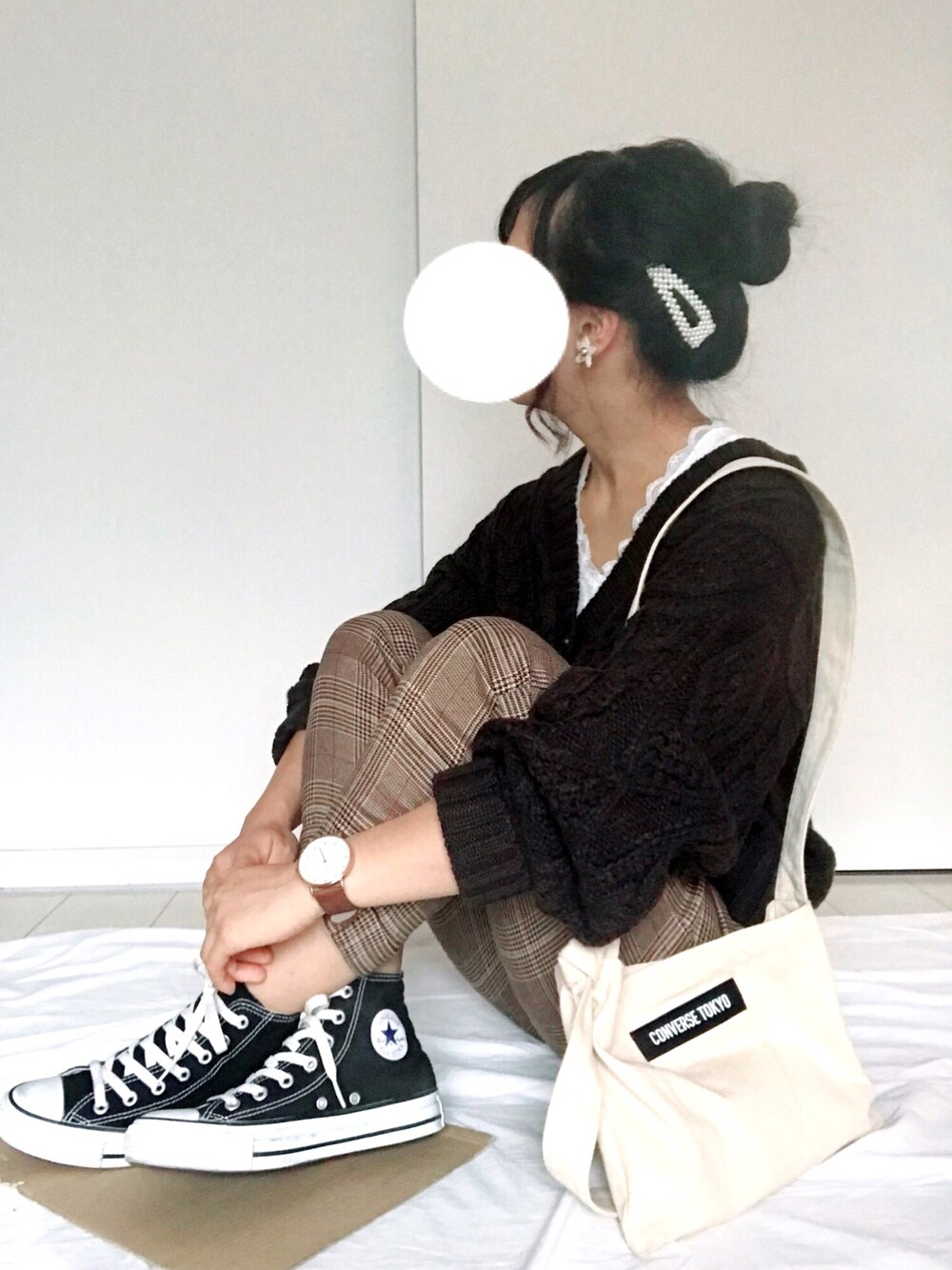 ホワイト系のキャミソール、ブラウン系のカーディガン/ボレロ、ブラウン系のその他パンツを着用したレディースの秋コーディネートの1枚目の写真