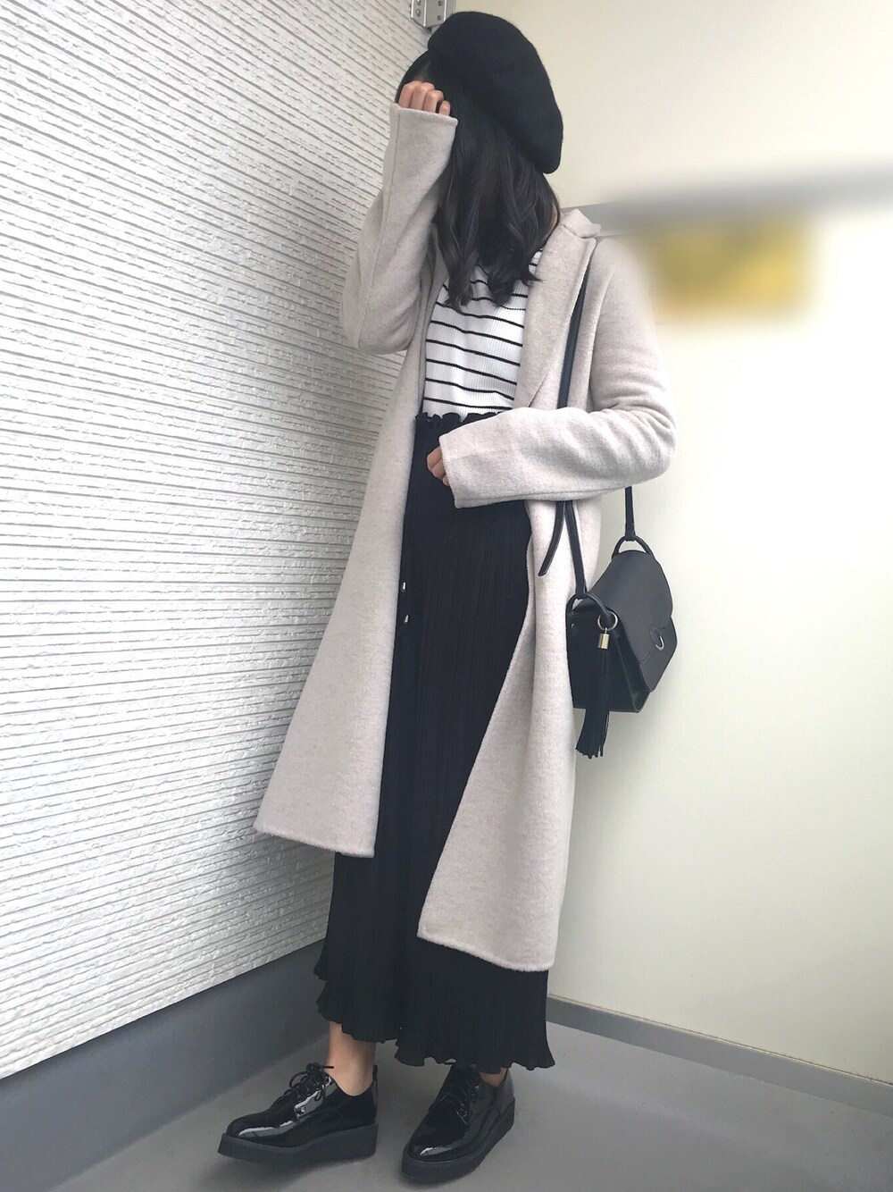 「モノトーン、モノトーンコーデ、デート、デートコーデ、冬コーデ、ロングコート、プリーツパンツ、ボーダートップス、chocomee、ベレー帽」｜「LAKOLEのウール混バスクベレー帽 / LAKOLE（ハンチング/ベレー帽、ブラック系）」を使った、きみさん（レディース・155cm）の冬コーディネートの1枚目の写真