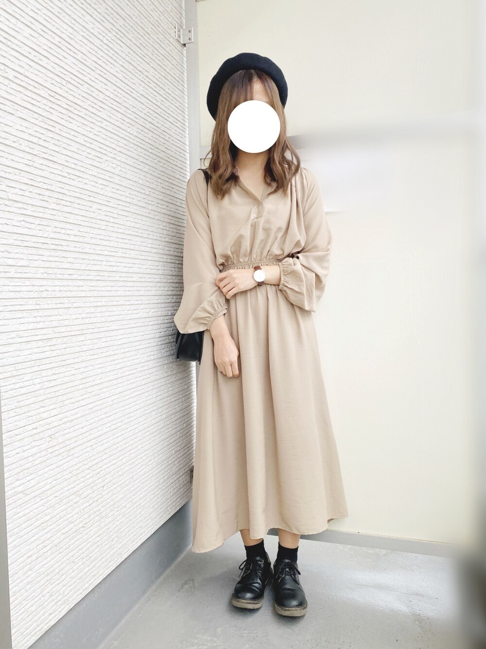 「ワンピース、シャツワンピ、ベージュワンピ、ベレー帽、デート、デートスタイル（WOMEN）、低身長コーデ、ワンピーススタイル、コート、冬アウター」｜「LAKOLEのウール混バスクベレー帽 / LAKOLE（ハンチング/ベレー帽、ブラック系）」を使った、きみさん（レディース・155cm）の冬コーディネートの1枚目の写真