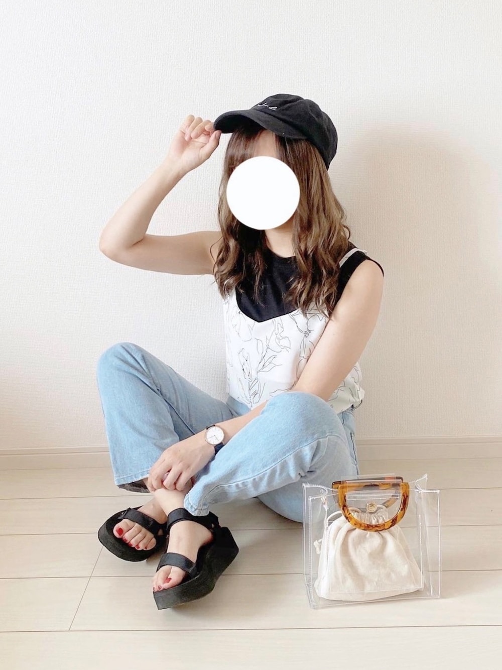 ブラック系のタンクトップ、ホワイト系のキャミソール、ホワイト系のショルダーバッグを着用したレディースの夏コーディネートの1枚目の写真